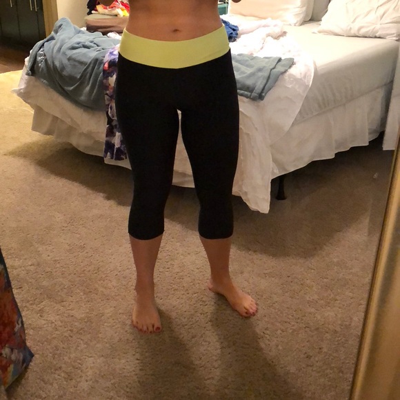 Under Armour Other - Cropped under Armour workout leggings